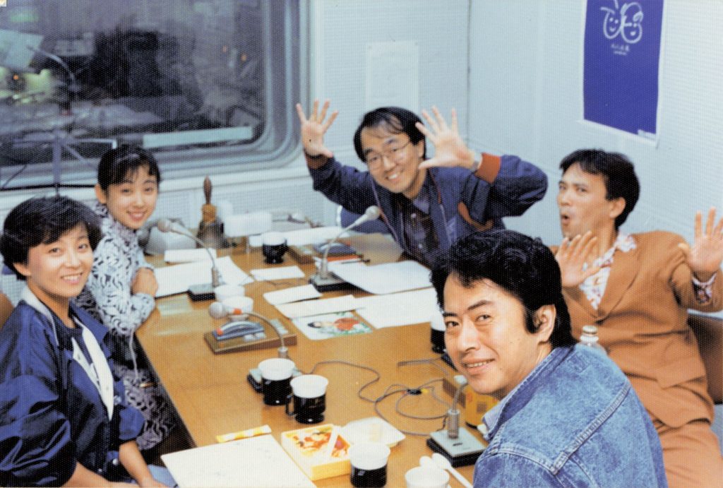 写真手前から時計回りに、水木一郎さん、堀江美都子さん、番組パーソナリティの南かおり、前パーソナリティの岩崎和夫、影山ヒロノブさん　※1992年10月、神戸・須磨のラジオ関西スタジオにて撮影